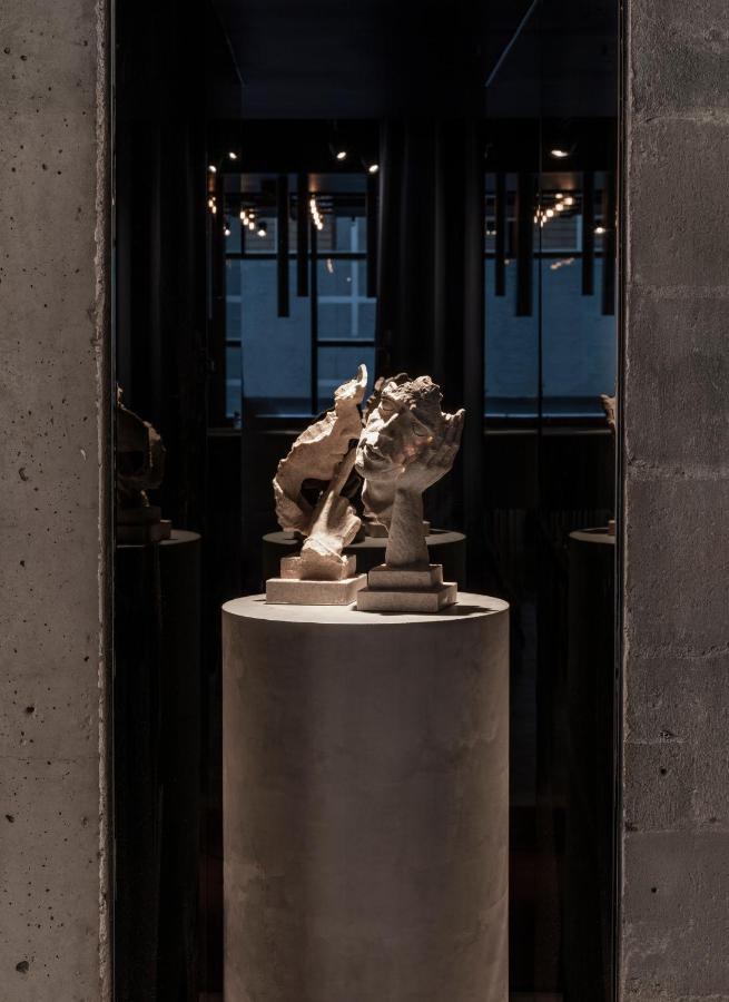 Lancemore Crossley St. Melbourne Buitenkant foto Sculpture by the artist