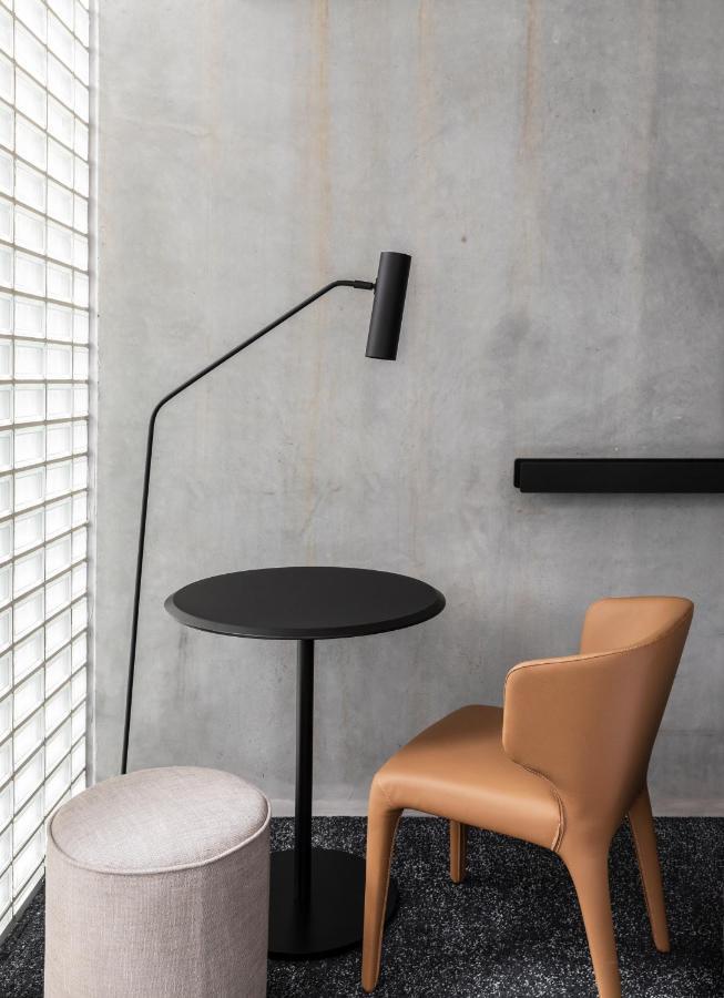 Lancemore Crossley St. Melbourne Buitenkant foto Floor lamp