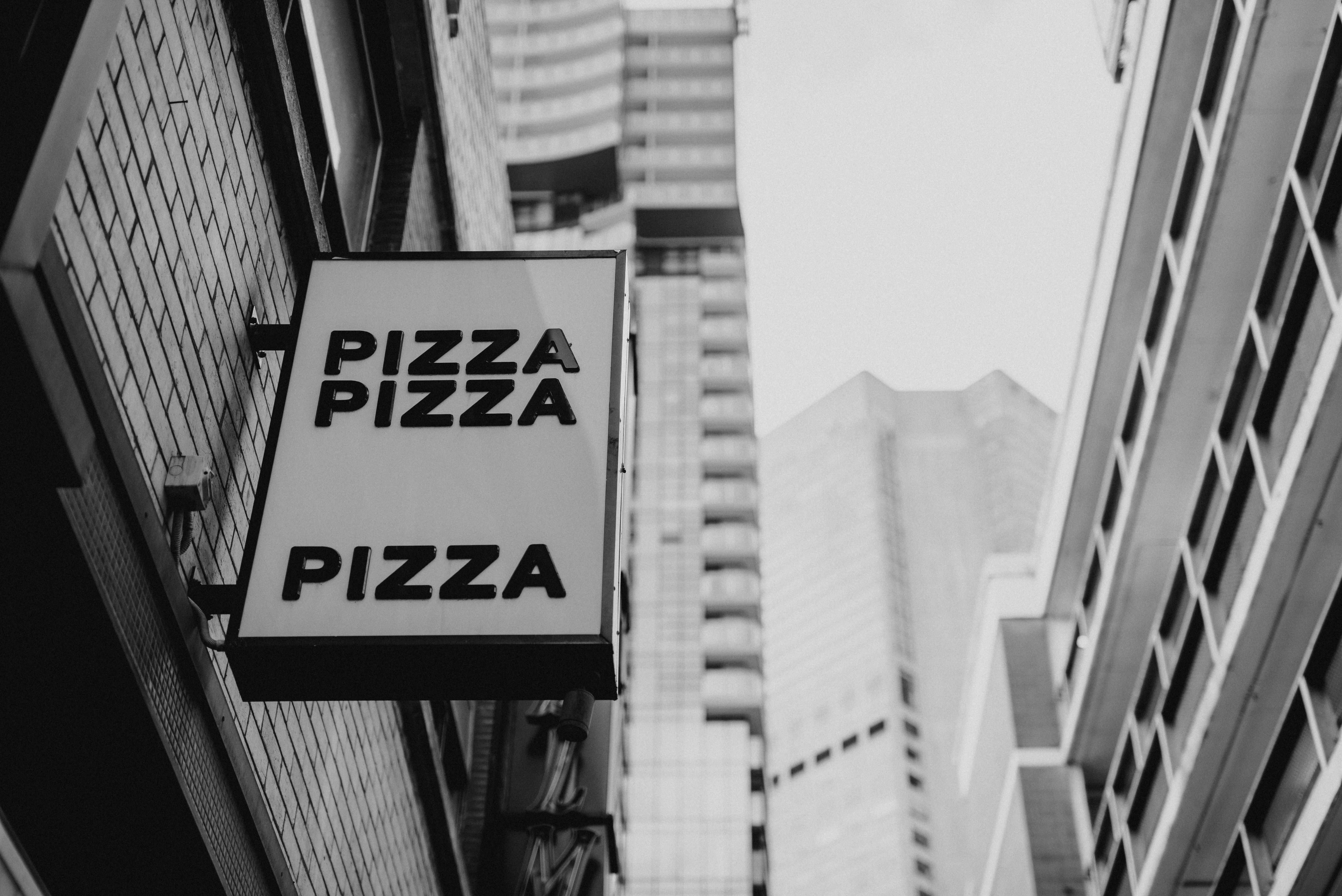 Lancemore Crossley St. Melbourne Buitenkant foto Pizza Pizza signage in Toronto