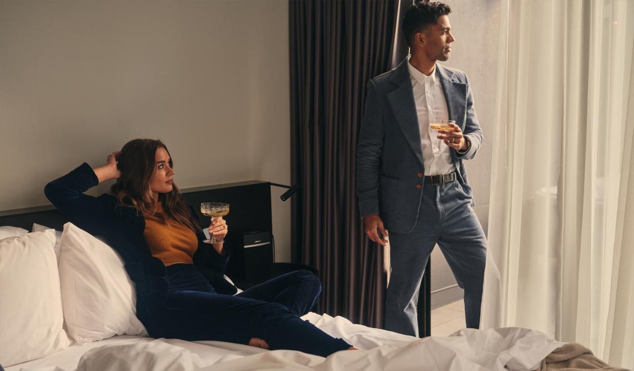 Lancemore Crossley St. Melbourne Buitenkant foto A couple in a hotel room