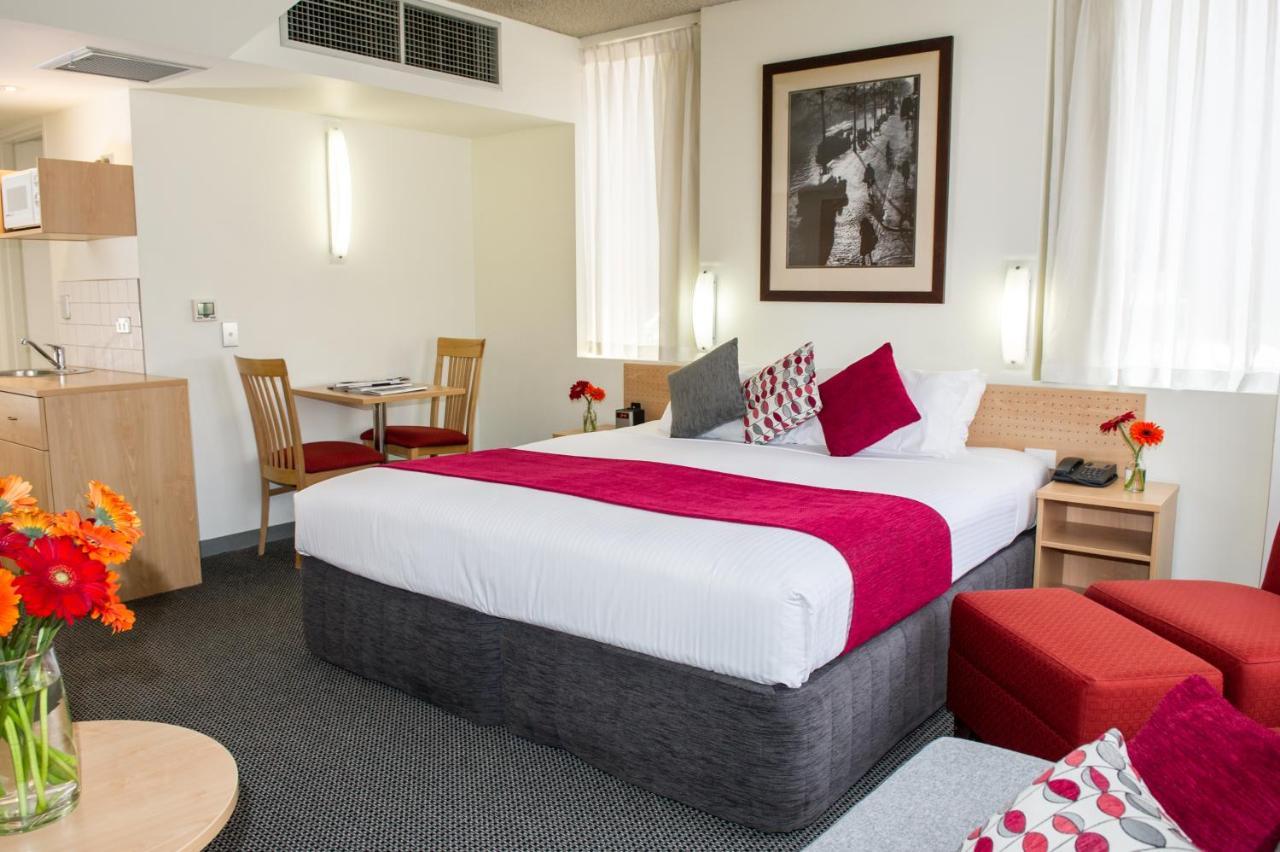 Lancemore Crossley St. Melbourne Buitenkant foto Studio apartment in London