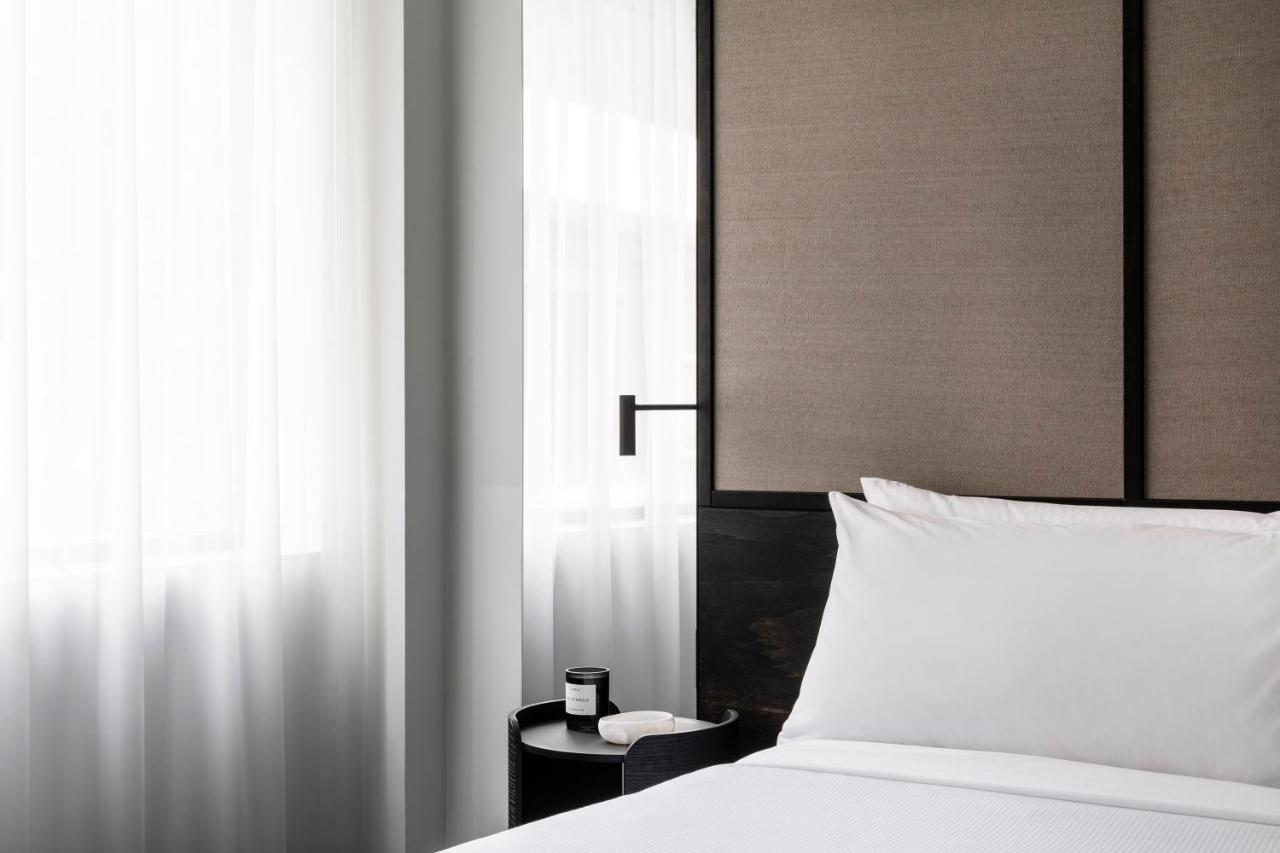 Lancemore Crossley St. Melbourne Buitenkant foto A bedroom at The Standard East Village